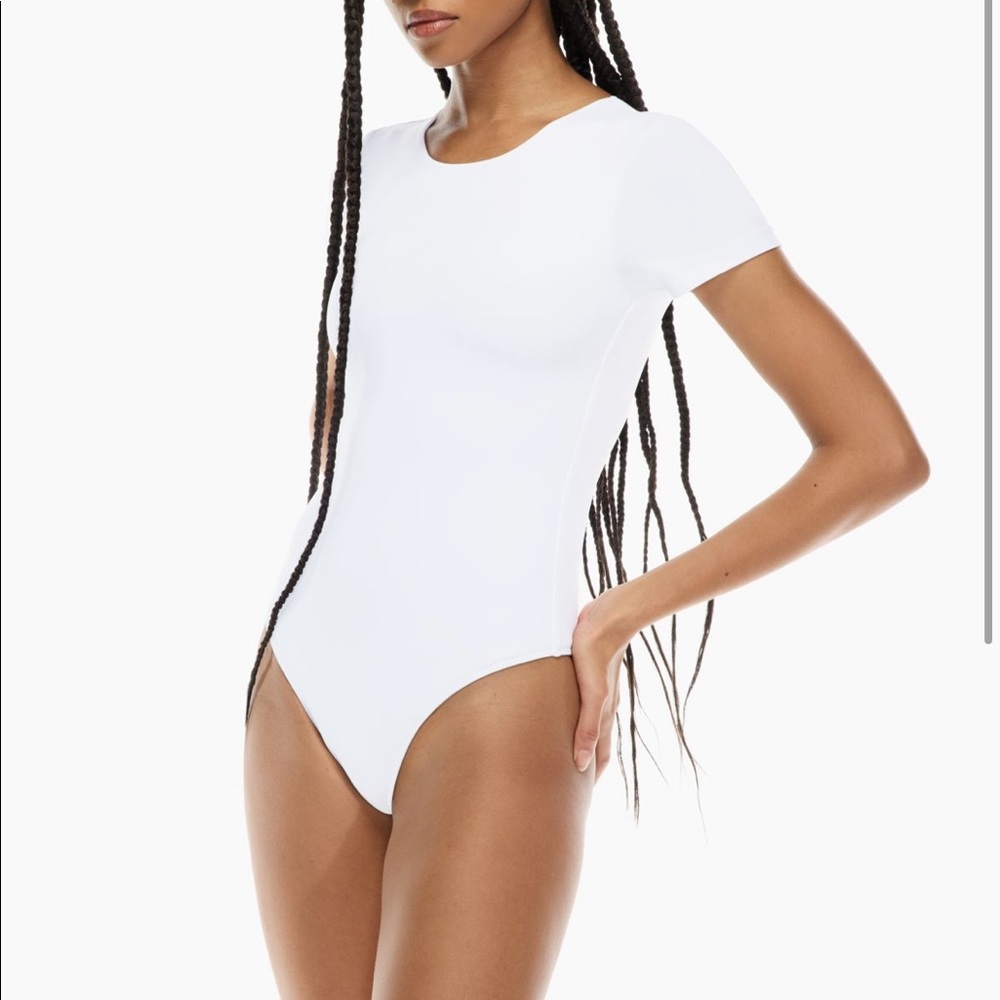 BRAND NEW WOT Aritzia Babaton contour crew bodysuit size Medium in white